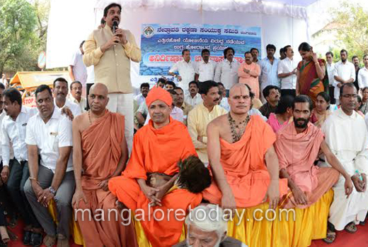 yettionhole protest 1